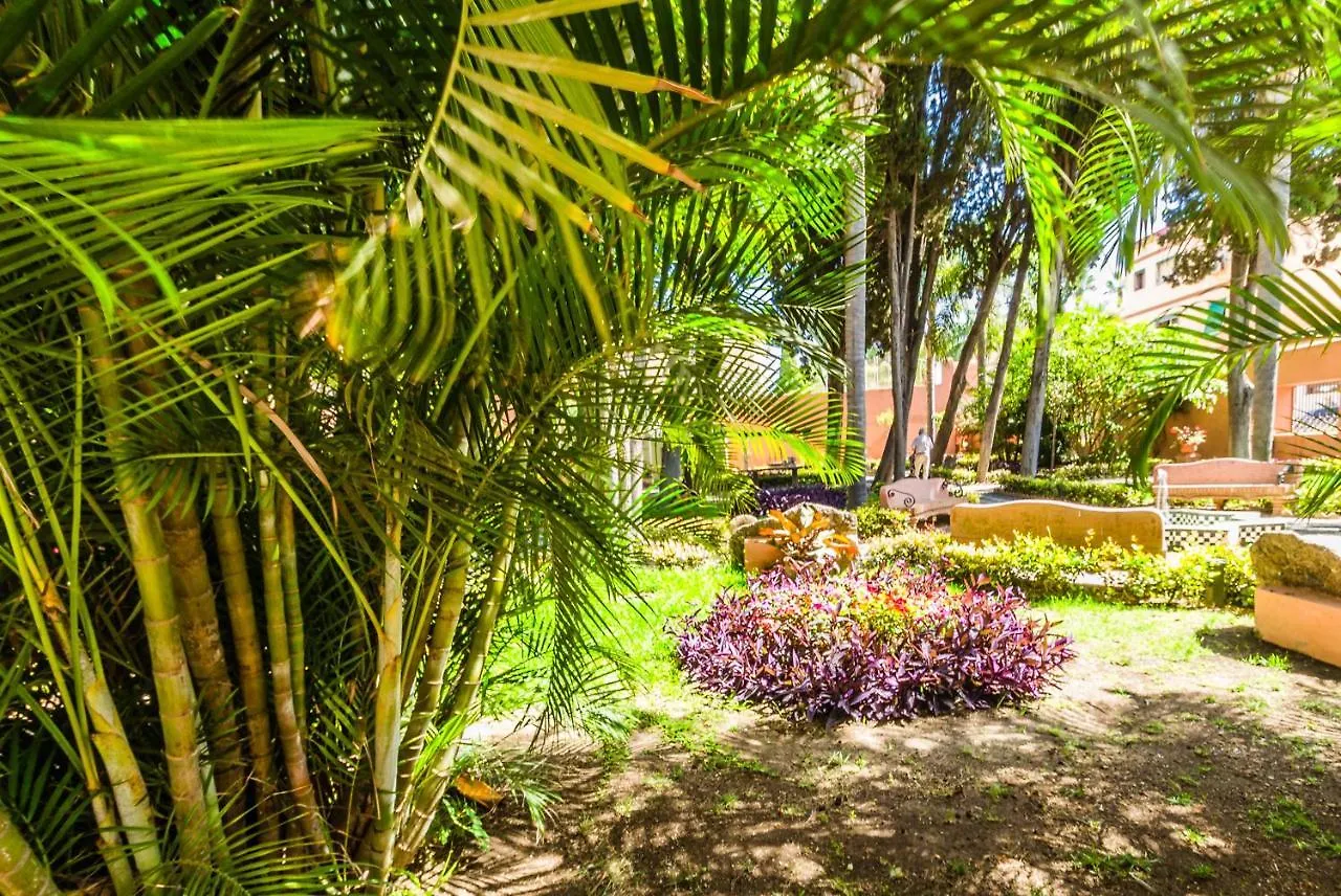 Hostal Tropical Альмуньекар